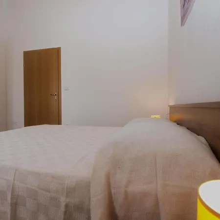 Mit Privatpool Fuer 8 Personen Ca 120 Qm In Medulin, Istrien Suedkueste Von Istrien بيت للعطل ميدولين