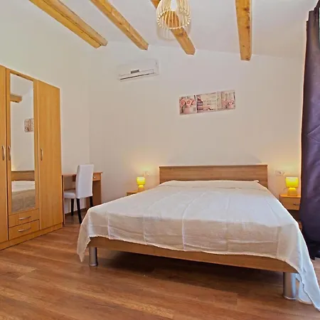 Mit Privatpool Fuer 8 Personen Ca 120 Qm In Medulin, Istrien Suedkueste Von Istrien بيت للعطل