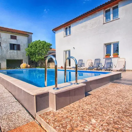Mit Privatpool Fuer 8 Personen Ca 120 Qm In Medulin, Istrien Suedkueste Von Istrien بيت للعطل *